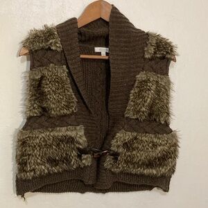 🌈 Delia’s faux fur cable knit vest XL